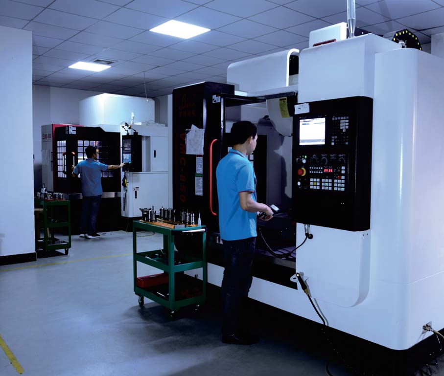 Équipement de tournage de tour CN pour l'usinage de composants de matrices d'emboutissage