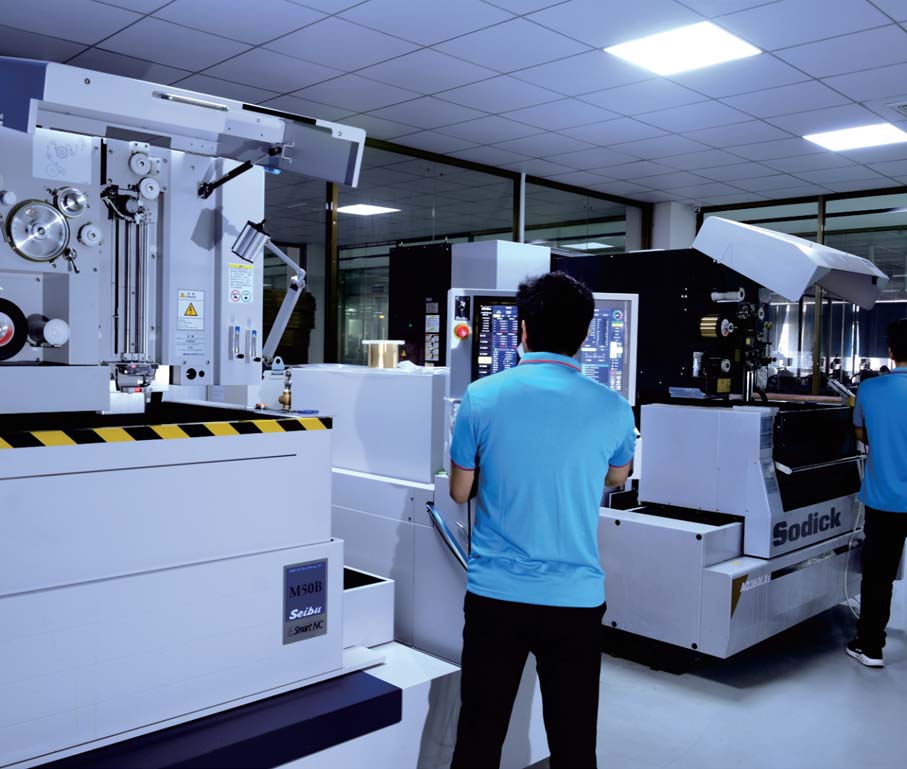 Équipement d'électroérosion à fil pour l'usinage de composants de matrices d'emboutissage